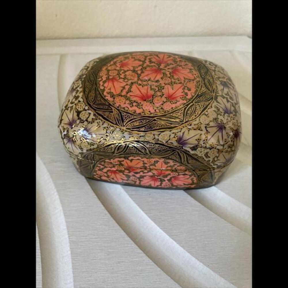 hand painted floral black lacquer Trinket Box 5”x4” - Picture 5 of 8